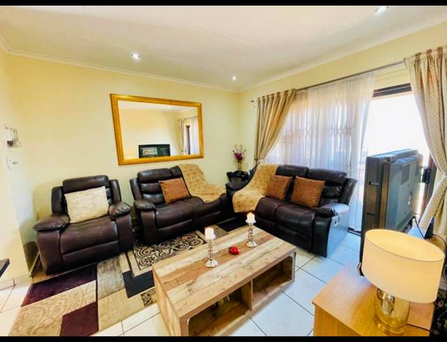 2 BEDROOM TOWNHOUSE FOR SALE IN SOUTH CREST
